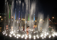 A fonte musical da dança do mármore colorido das lâmpadas, ilumina acima a fonte para da parte alta da cidade fornecedor